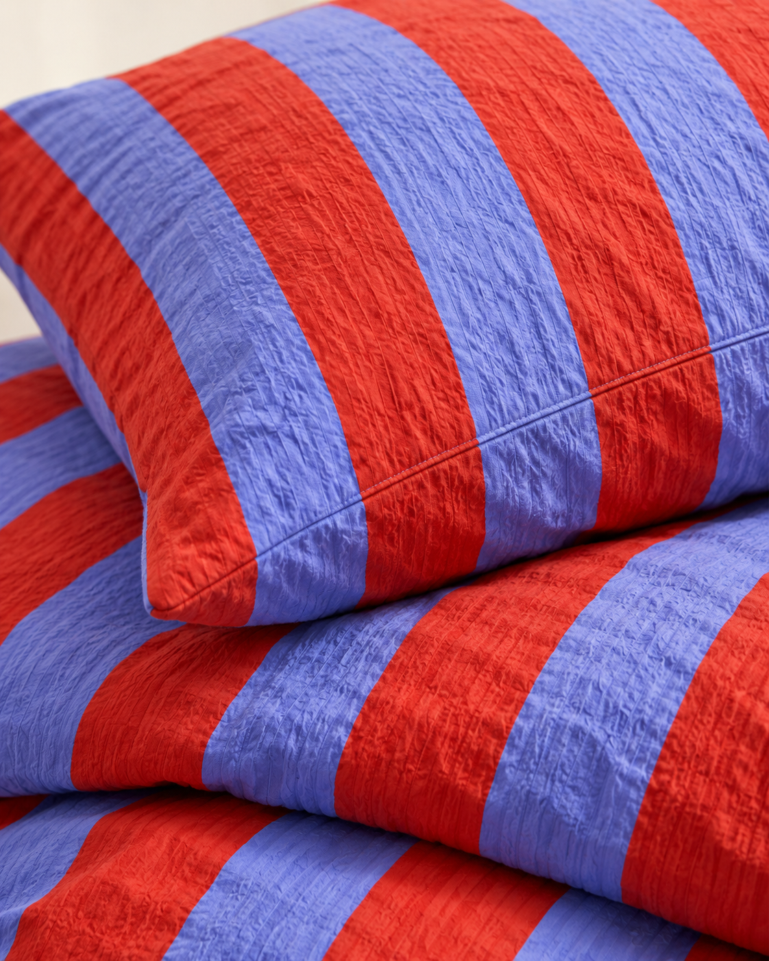 Cabana Stripe Cotton Seersucker Duvet Cover Set in Periwinkle & Red, sham corner and seam