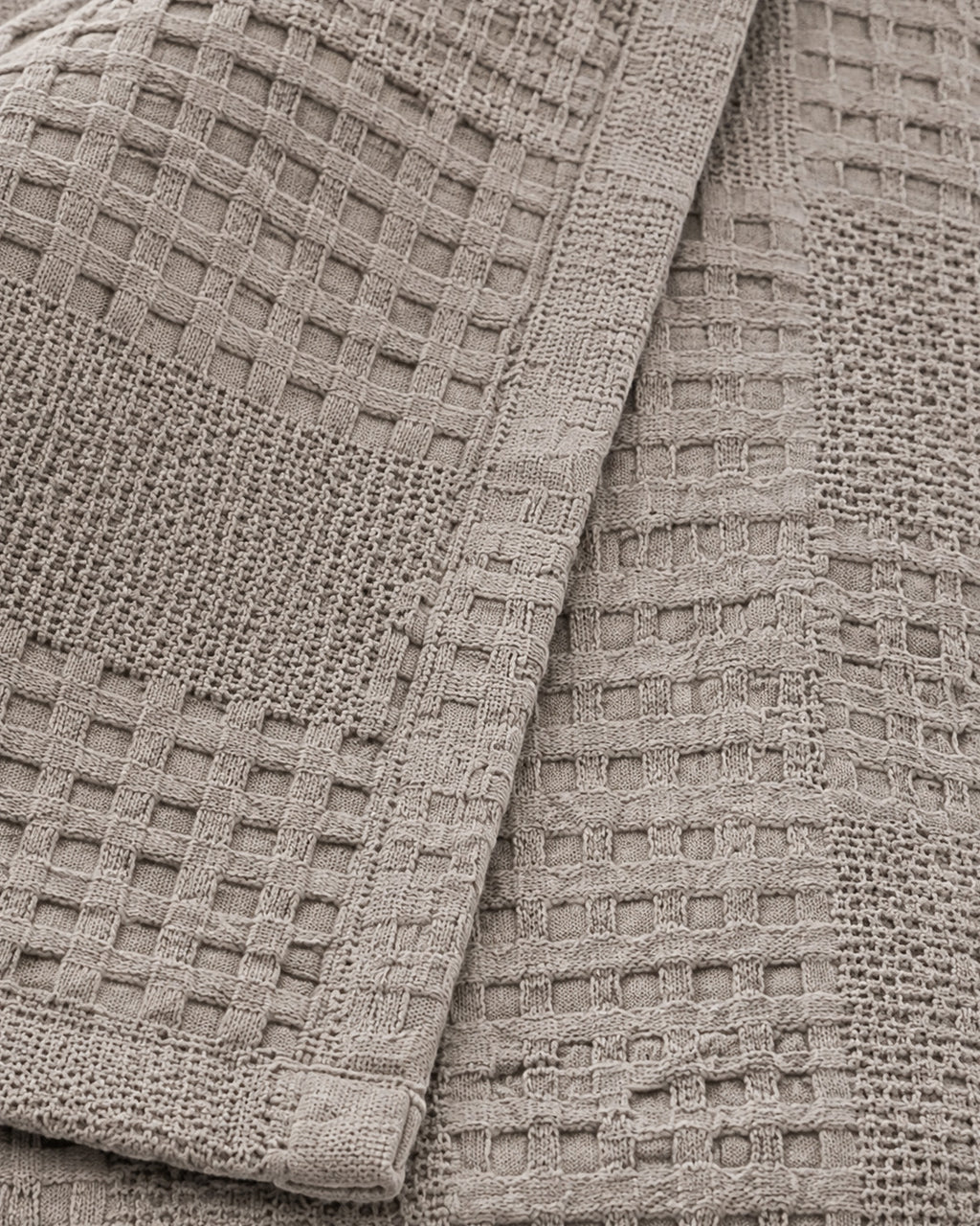 Waffle Knit Throw, close-up on the edge and its selvedge