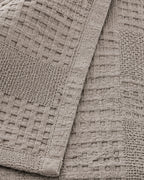 Waffle Knit Throw, close-up on the edge and its selvedge