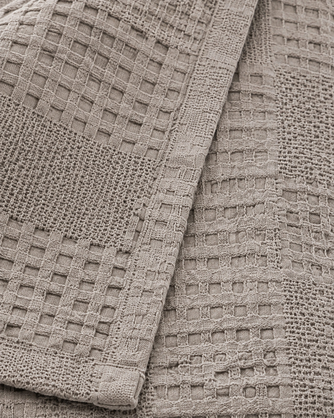 Waffle Knit Throw, close-up on the edge and its selvedge