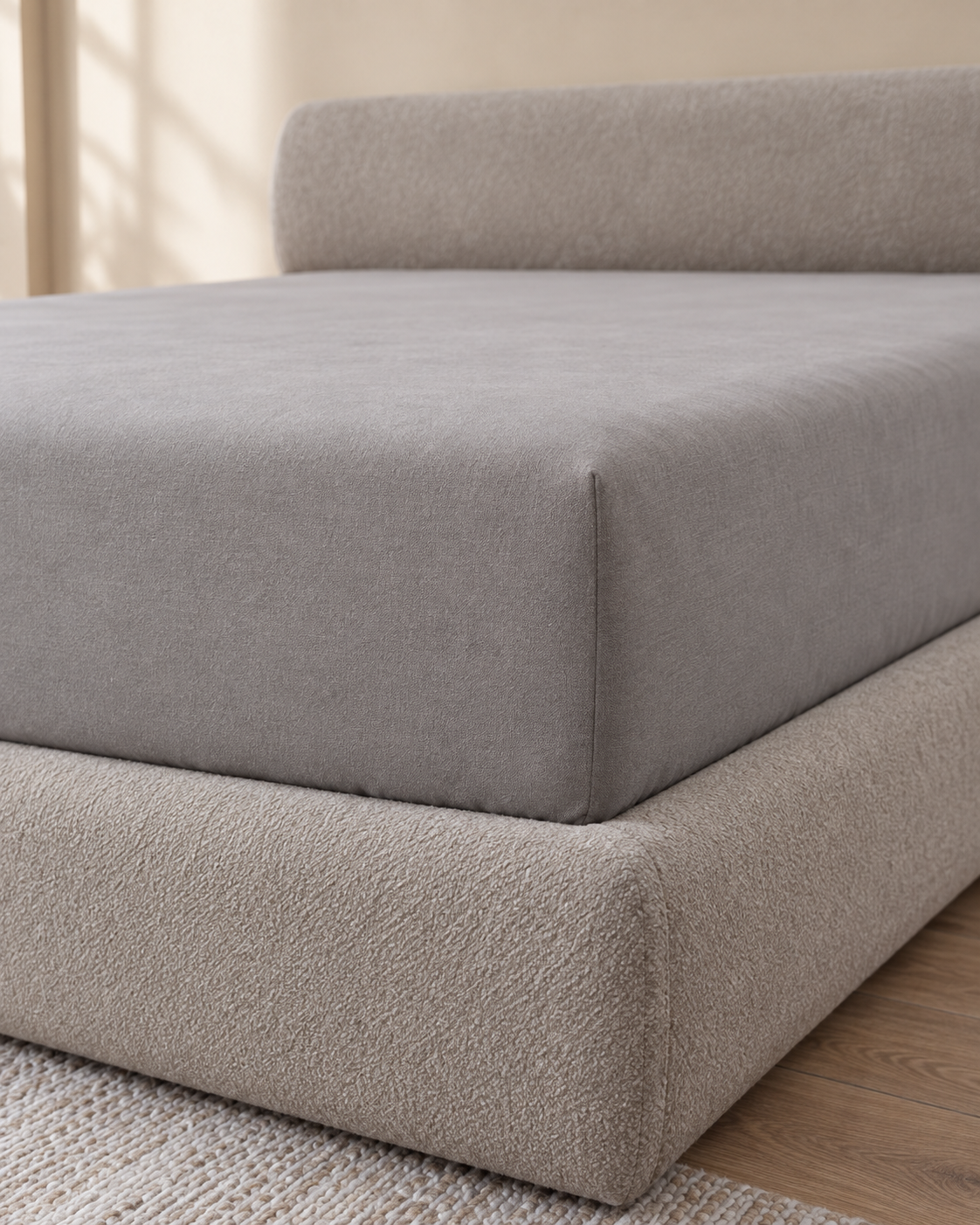 Solid Fitted Sheet, close-up on the elasticated corner